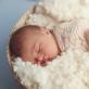 Основы ухода за новорожденной девочкой: водные процедуры и гигиена Дочка гладит новорожденную девочку